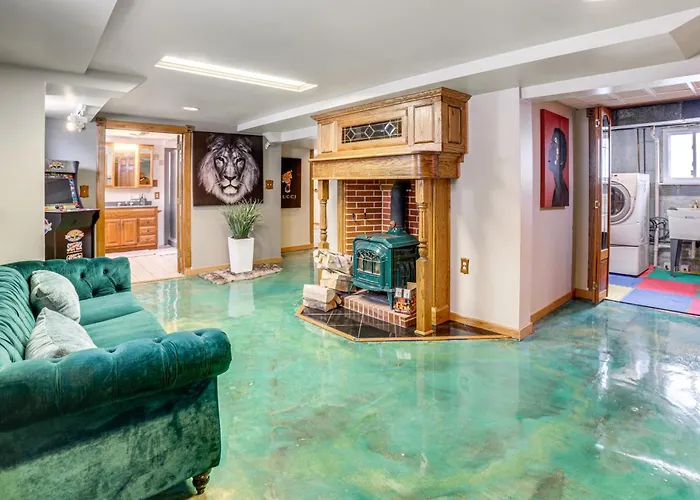Private Hot Tub & Patio! Chicagoland Extended Holiday home