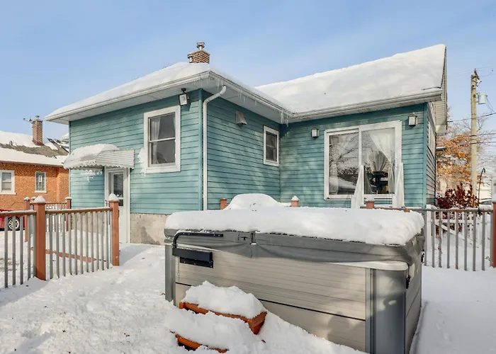 Private Hot Tub & Patio! Chicagoland Extended Holiday home