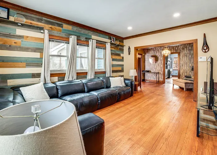 Holiday home Private Hot Tub & Patio! Chicagoland Extended