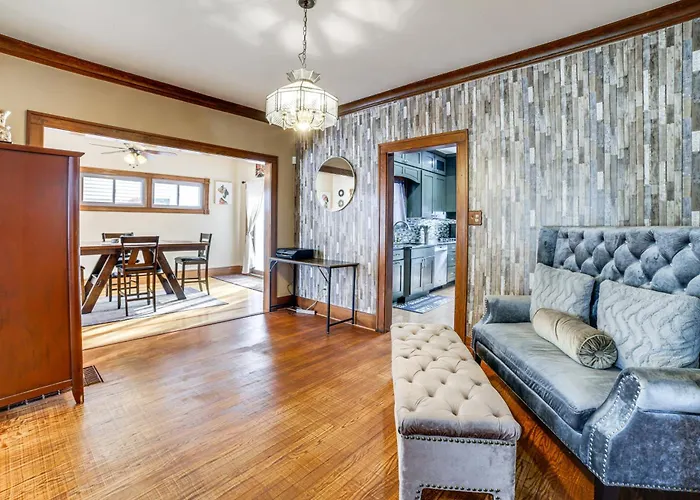 Private Hot Tub & Patio! Chicagoland Extended Holiday home Lansing