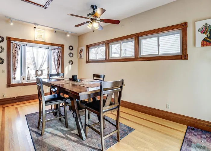 Private Hot Tub & Patio! Chicagoland Extended Holiday home