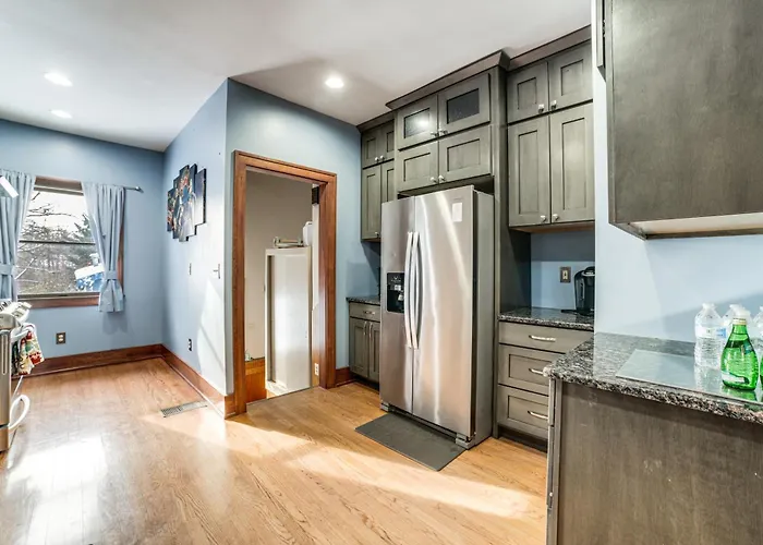 Private Hot Tub & Patio! Chicagoland Extended * Lansing