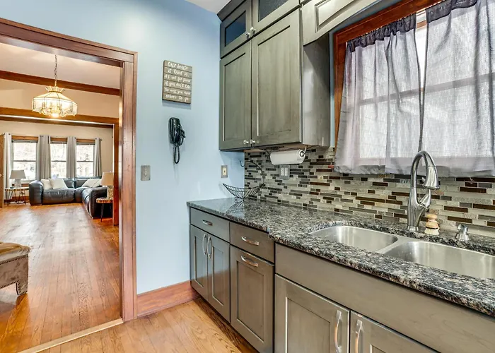Private Hot Tub & Patio! Chicagoland Extended Holiday home Lansing