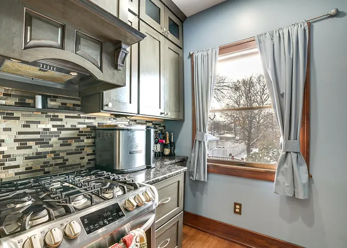Private Hot Tub & Patio! Chicagoland Extended *