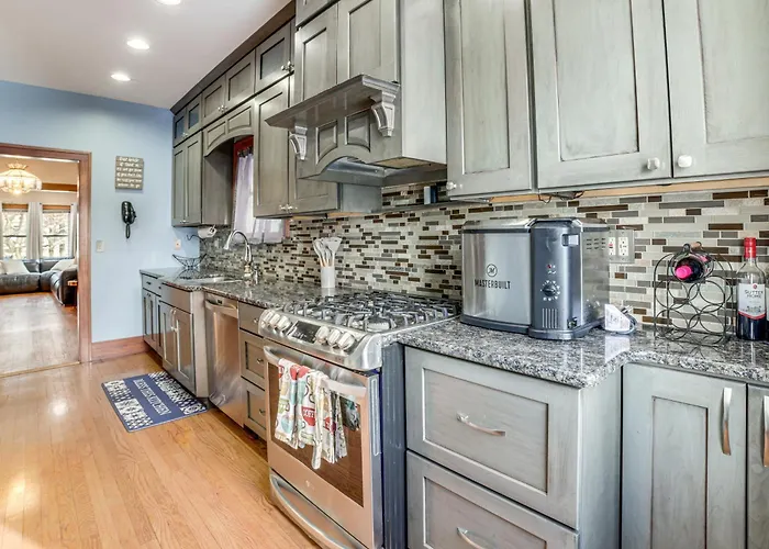 Holiday home Private Hot Tub & Patio! Chicagoland Extended *