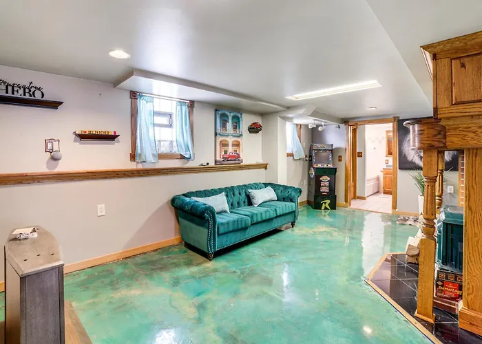 Private Hot Tub & Patio! Chicagoland Extended *
