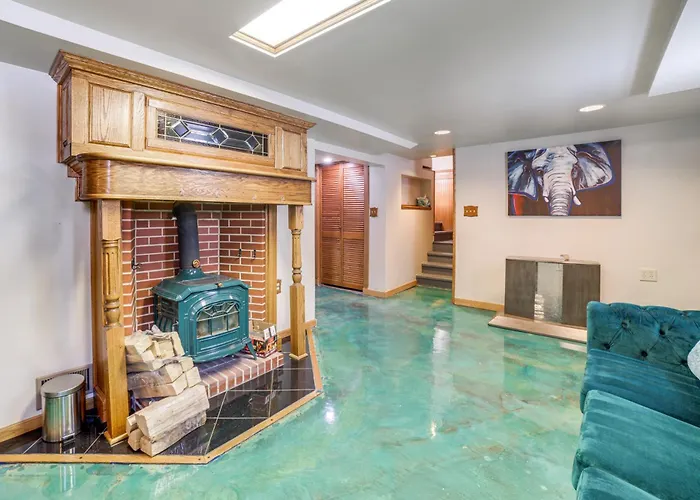 Holiday home Private Hot Tub & Patio! Chicagoland Extended Lansing