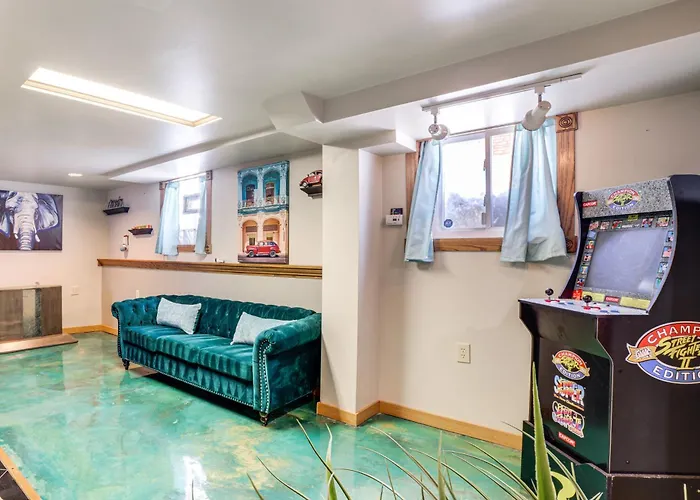 Private Hot Tub & Patio! Chicagoland Extended Holiday home *
