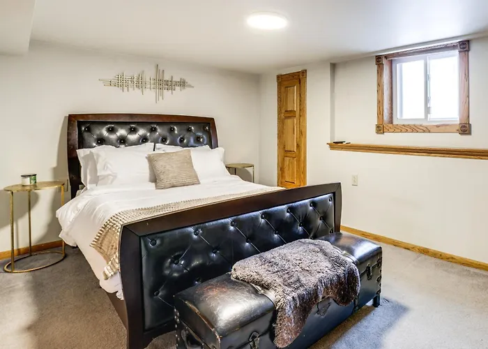 Private Hot Tub & Patio! Chicagoland Extended Holiday home *