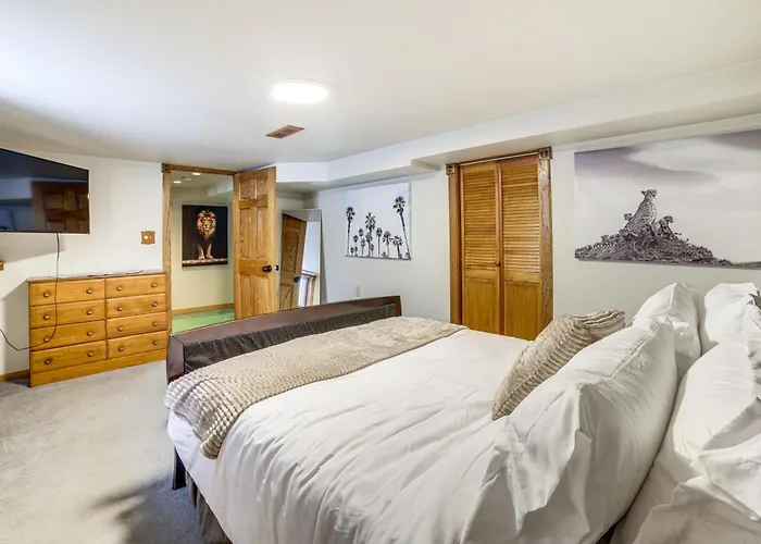 Private Hot Tub & Patio! Chicagoland Extended Holiday home *