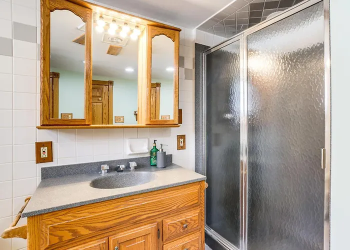 Private Hot Tub & Patio! Chicagoland Extended Lansing
