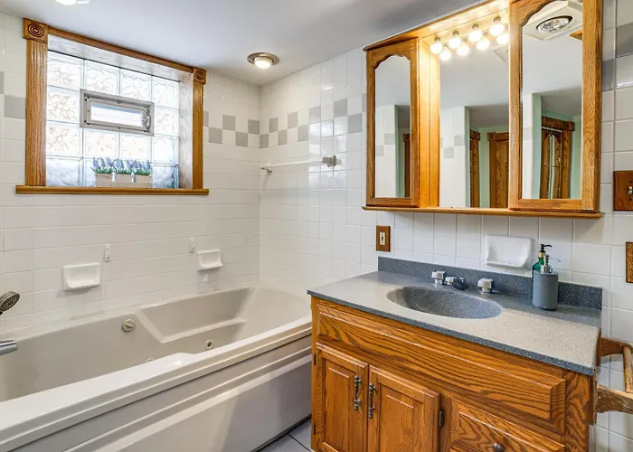 Holiday home Private Hot Tub & Patio! Chicagoland Extended *