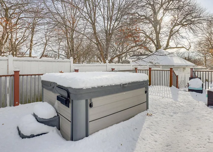 Holiday home Private Hot Tub & Patio! Chicagoland Extended *