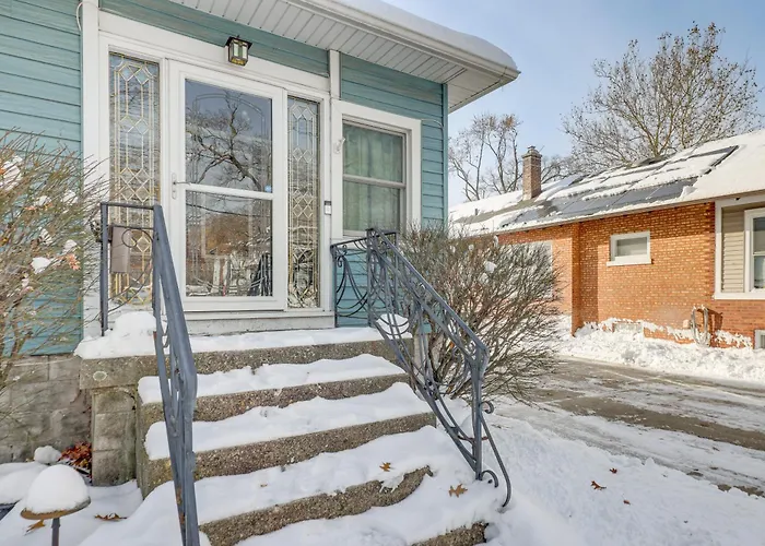 Private Hot Tub & Patio! Chicagoland Extended Holiday home